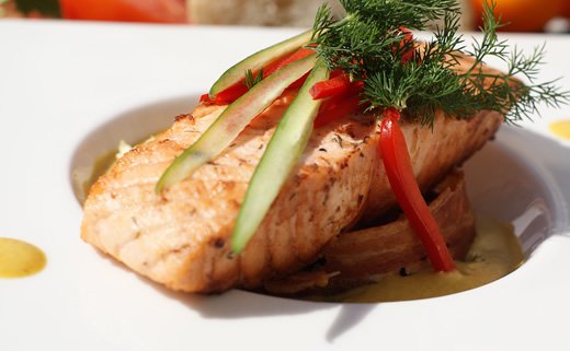 Losos s limunom i češnjakom