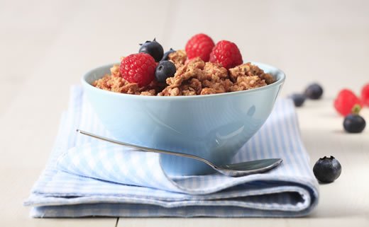 Hrskavi kvinojini musli s domaćim kokosovim jogurtom