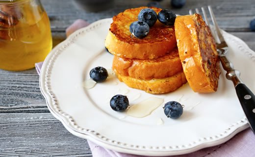 Tost s avokadom i ananasom