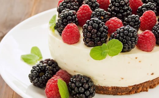 Mousse torta od kokosa sa šumskim voćem