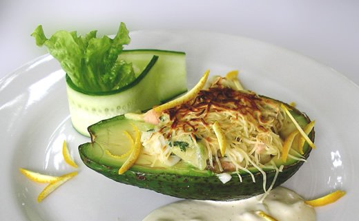 Avokado punjen lososom