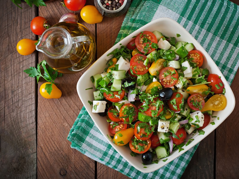 Salata od slanutka, maslina i peršina