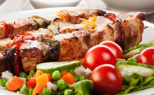 Pileći ražnjići premazani medom i pivom