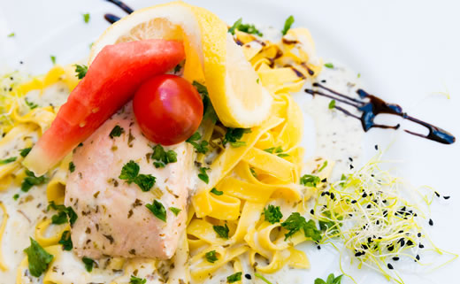 Tjestenina s lososom i češnjakom