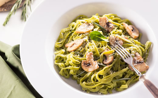 Tjestenina sa špinatom, lososom i gorgonzolom