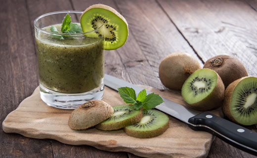 Smoothie od naranče, kivija i avokada