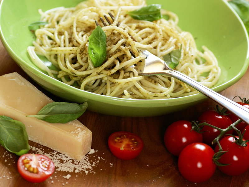 Tjestenina s patlidžanima, bosiljkom i rajčicama