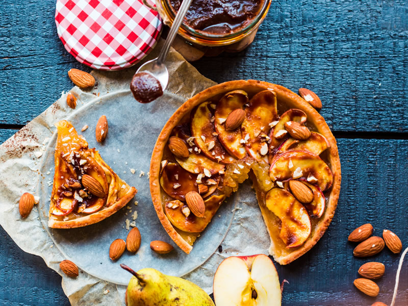 Topla pita od jabuka i badema