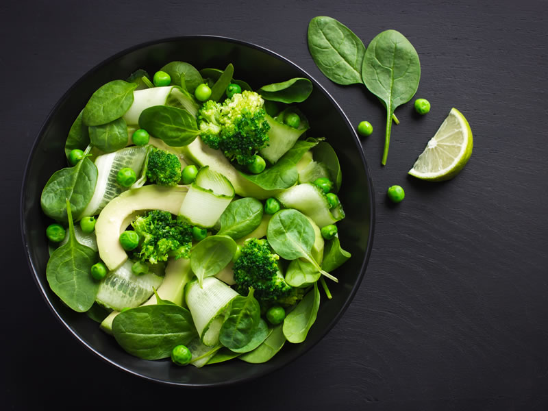 Salata od oraha, jabuka i špinata