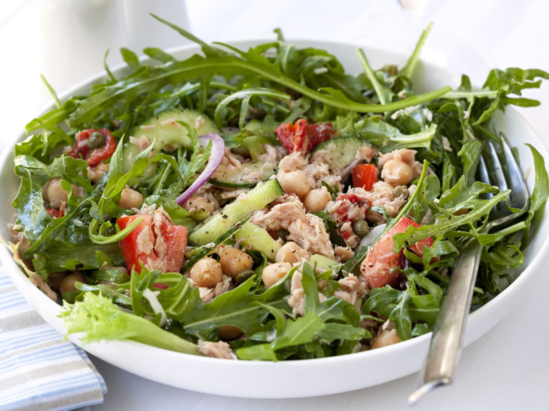 Salata od tune, rukole i slanutka