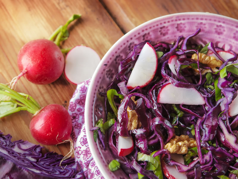 Salata od crvenog kupusa, kruške i oraha