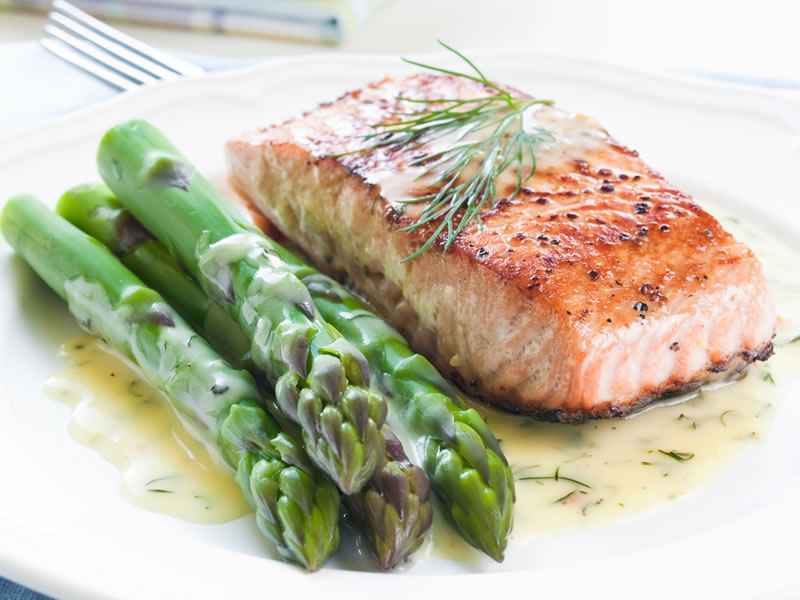 Losos sa šparogama i bulgurom