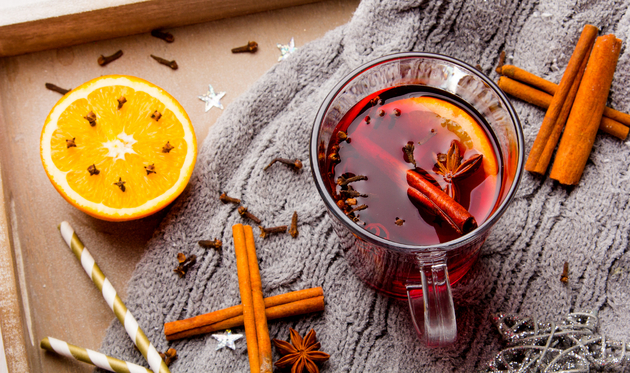 Kuhano vino s narančom i cimetom