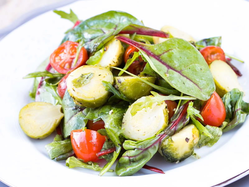Salata od prokulica, slanine i lješnjaka