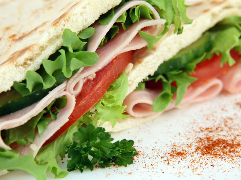 Sendvič s piletinom i avokadom