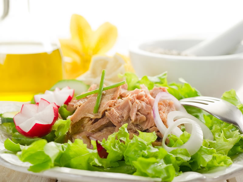 Salata od tune, avokada i grožđica