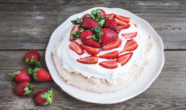 Pavlova torta od jagoda