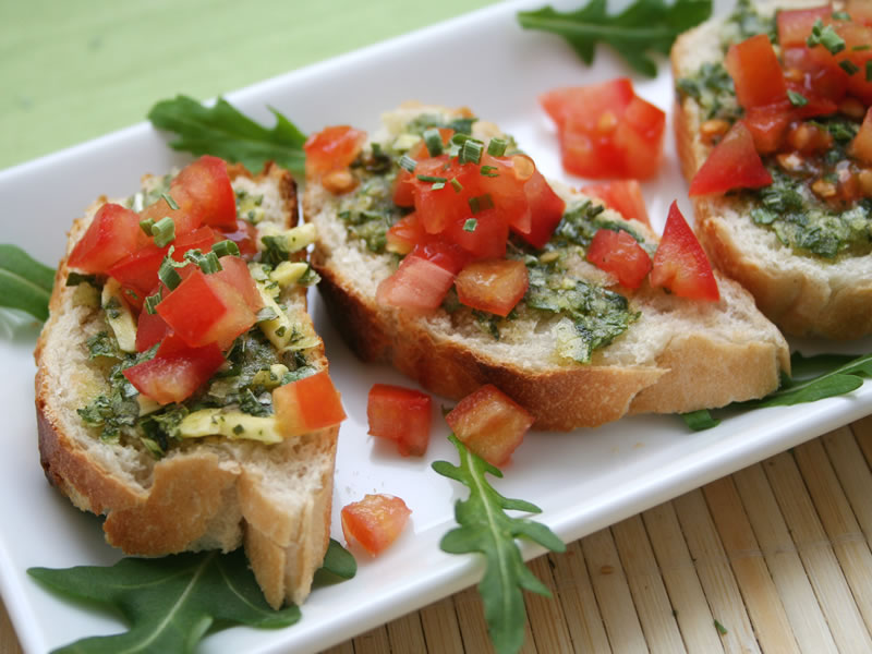 Brusketi sa češnjakom i bosiljkom