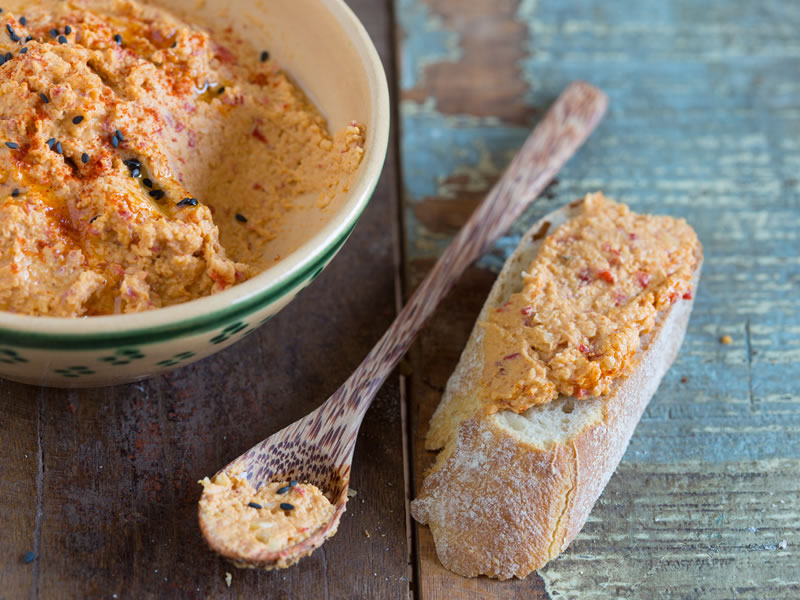 Namaz od rajčice, bosiljka i indijskih oraščića