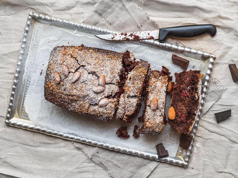 Čokoladni kruh s bananom i jagodama