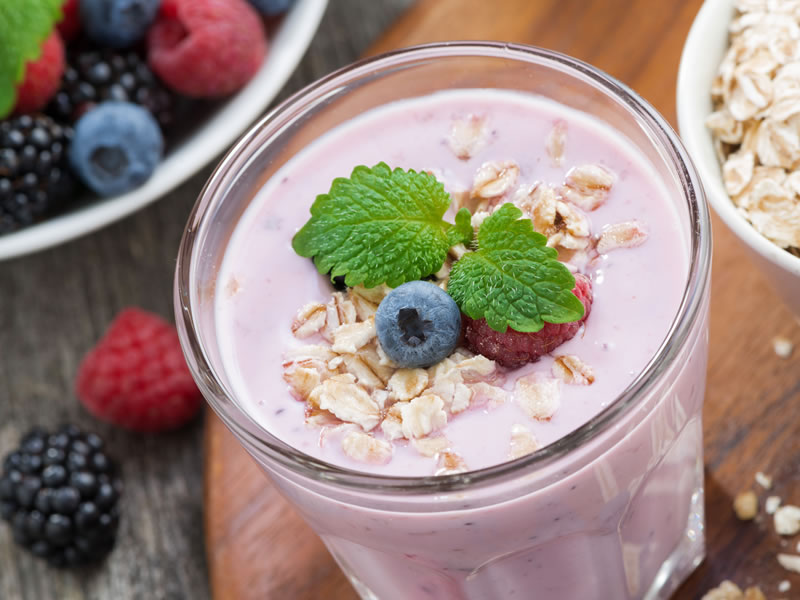 Smoothie od banane, bobičastog voća i zobenih pahuljica