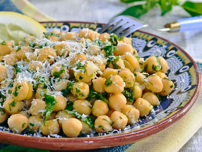 Salata od slanutka, jabuke i tune