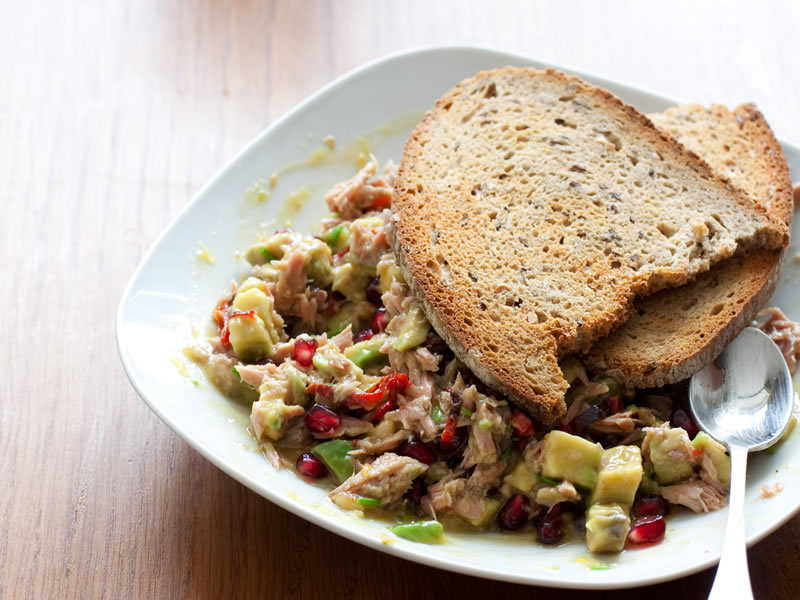 Salata od tune, avokada i crvene paprike