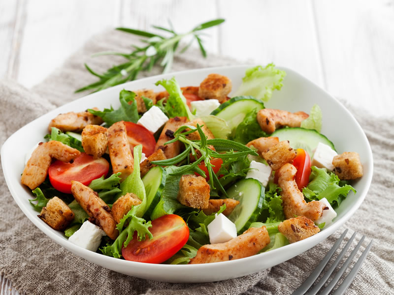 Salata od piletine, kupina i jabuke