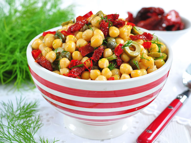 Salata od slanutka, rajčice i krastavaca