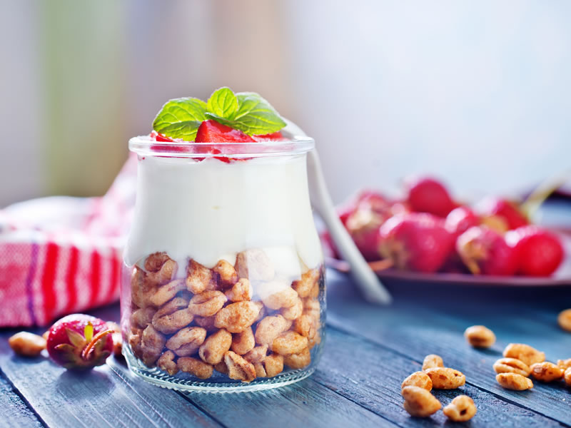 Zobene pahuljice s jagodama, bademima i kikirikijem