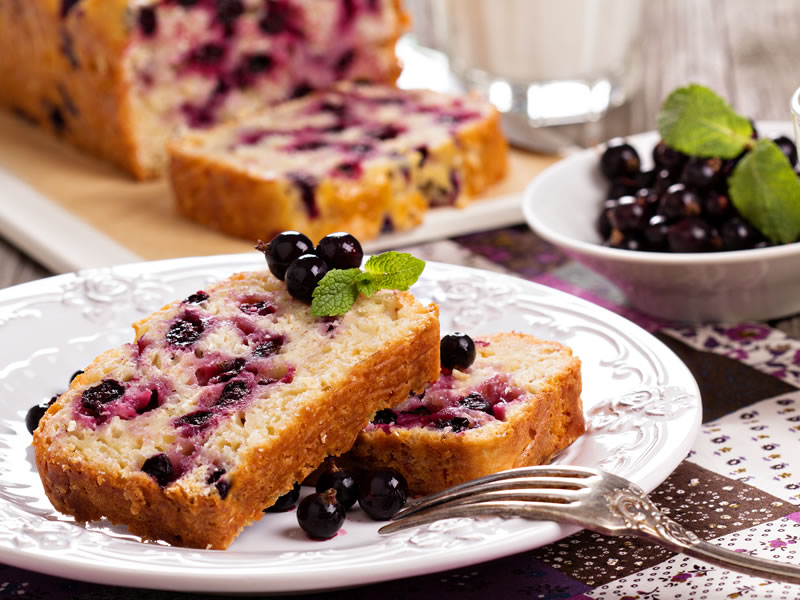 Kruh od jabuka i borovnica