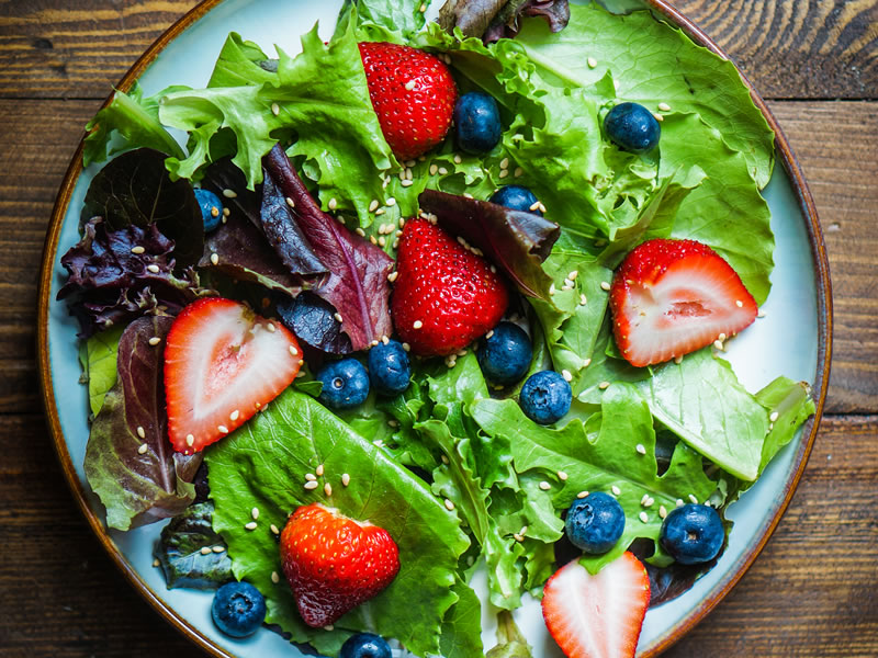 Ljetna salata od jagoda i špinata