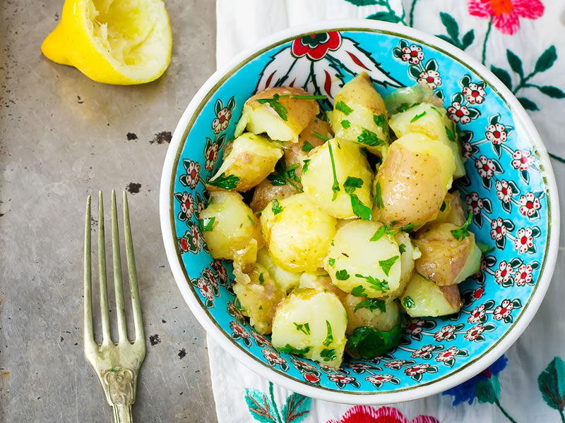 Salata od krumpira, jaja i kiselih krastavaca