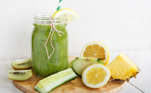 Smoothie od kurkume, ananasa i kelja