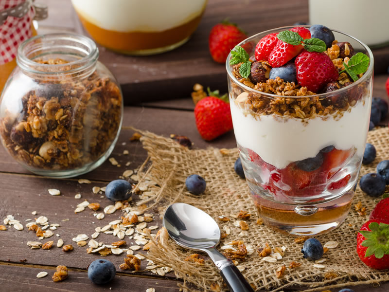 Zobene pahuljice sa chia sjemenkama i jagodama