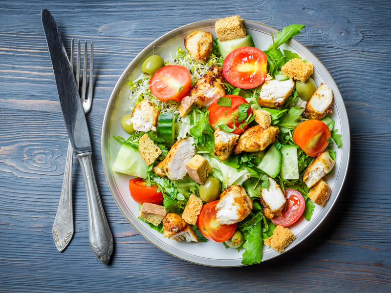 Salata od piletine i breskve