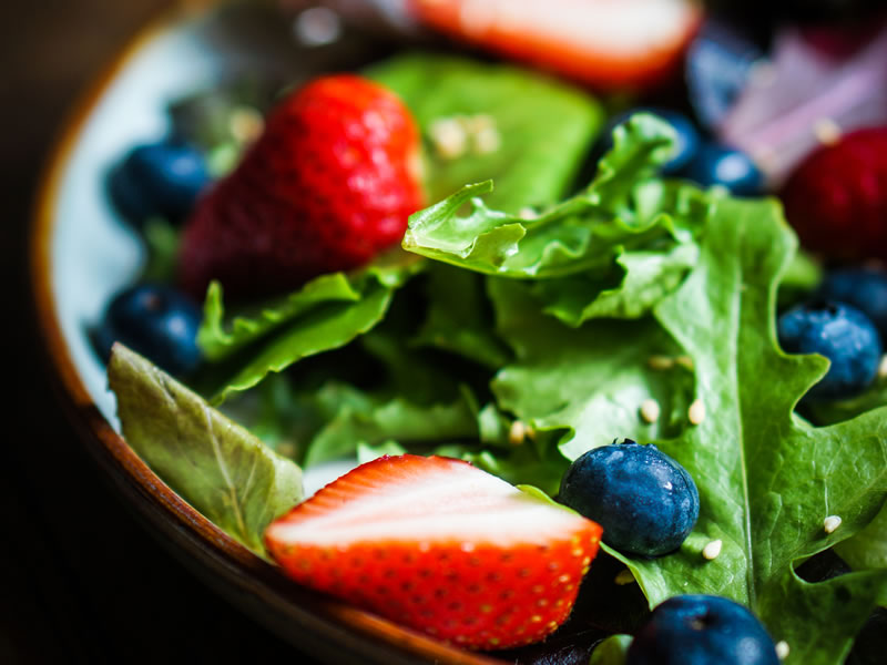 Salata od jagoda, sira i špinata