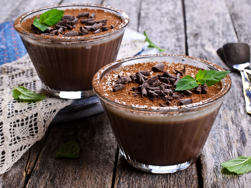 Čokoladni mousse s avokadom i trešnjama