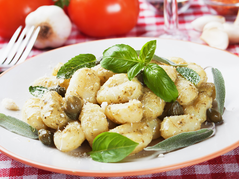 Njoki sa šparogama, pršutom i graškom