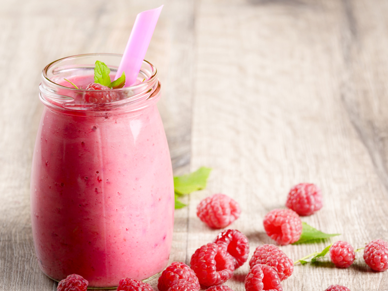 Smoothie od malina, jogurta i ananasa