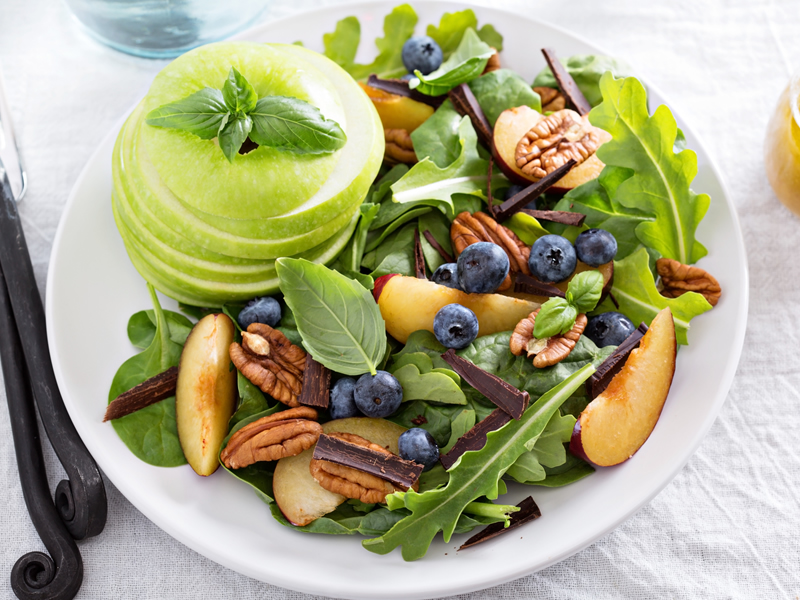Salata od orašastih plodova i jabuke
