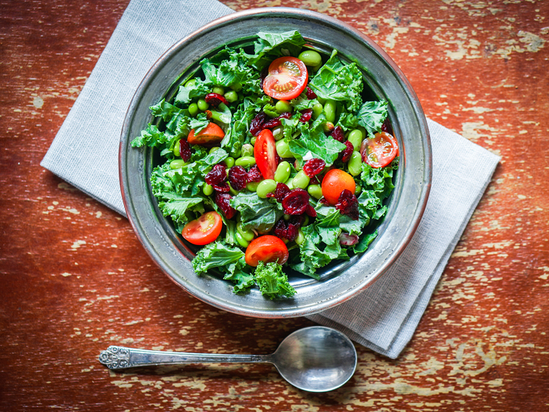 Salata od rajčice, špinata i grožđica