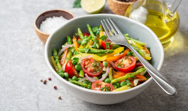 Salata od šparoga, tune i rajčica