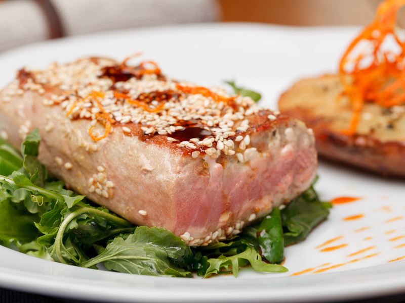 Tuna u korici od sezama