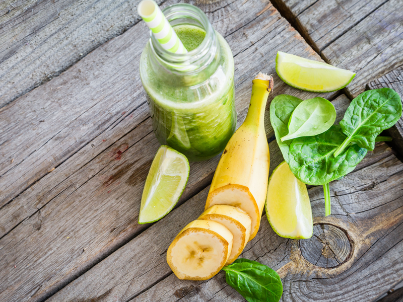 Smoothie od banane, ananasa i špinata