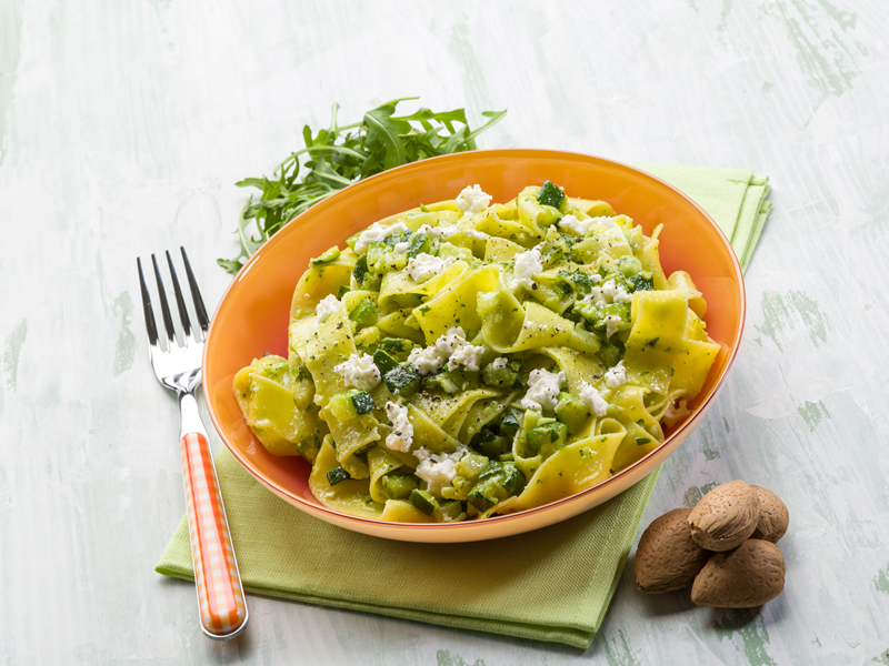 Salata od tjestenine, graška i parmezana