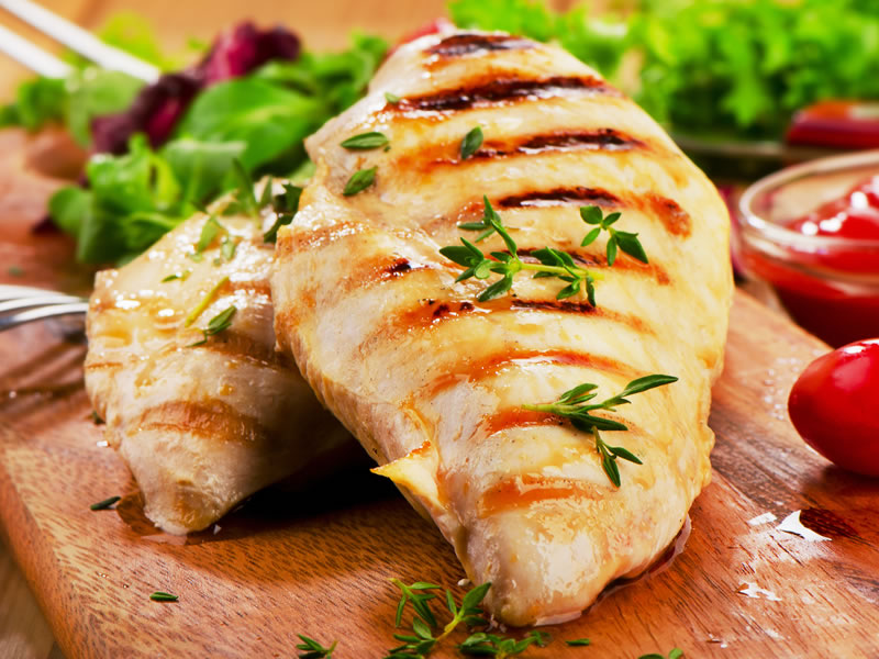 Zapečena pileća prsa sa češnjakom i bosiljkom