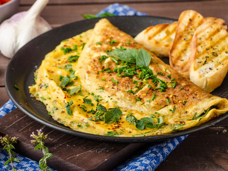 Omlet s piletinom i kozjim sirom