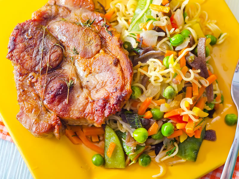 Topla salata s piletinom i rižinim rezancima