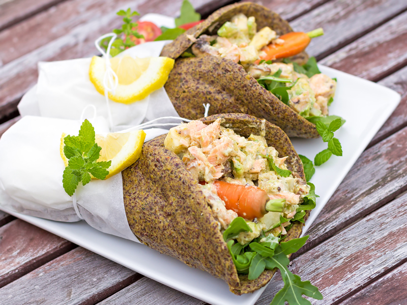 Jaja s brokulom, krumpirom i tortiljom od cjelovitih žitarica